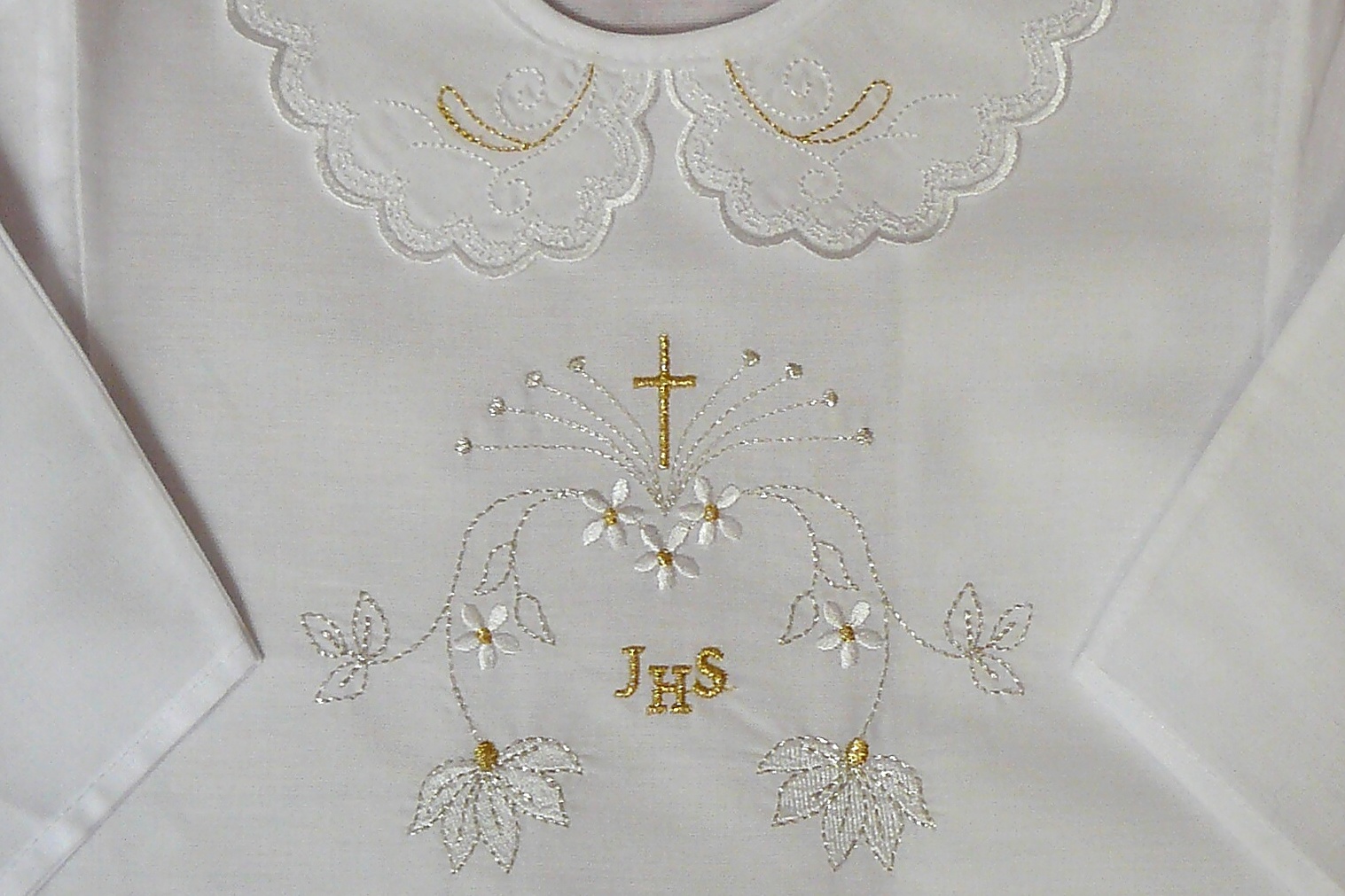 Krstová košieľka 10028 Biela  Vyšívané meno a dátum 